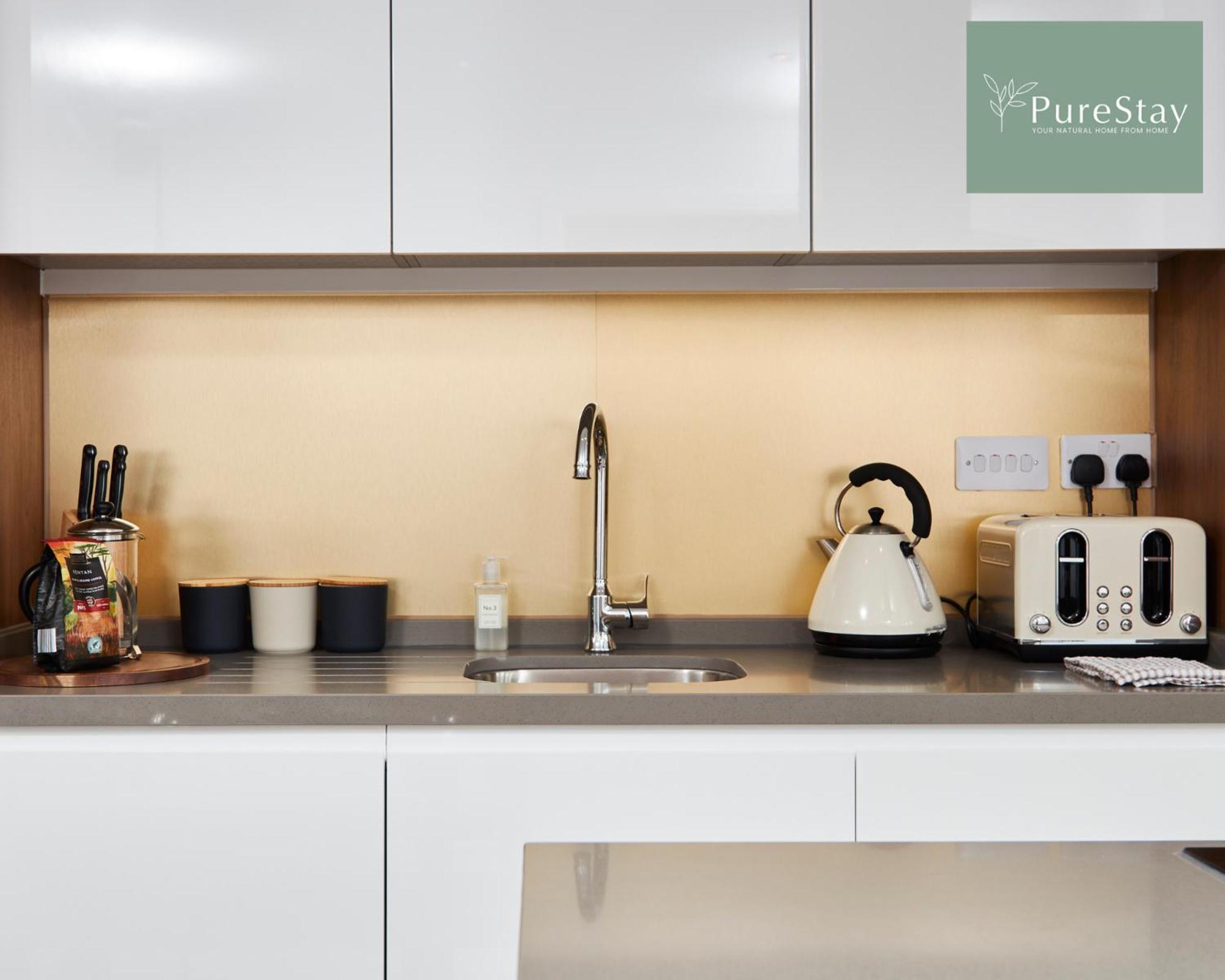 Stunning 5 Bed Manchester House With Parking By Purestay Short Lets & Serviced Accommodation Exterior photo