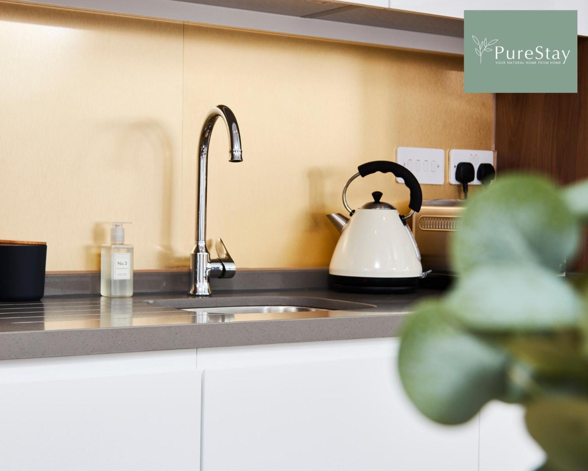 Stunning 5 Bed Manchester House With Parking By Purestay Short Lets & Serviced Accommodation Exterior photo
